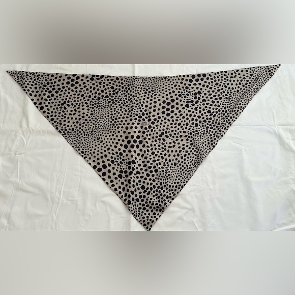 Hermes Faune Giant Pointe silk scarf 48” wide x 25” tall - Picture 2 of 5